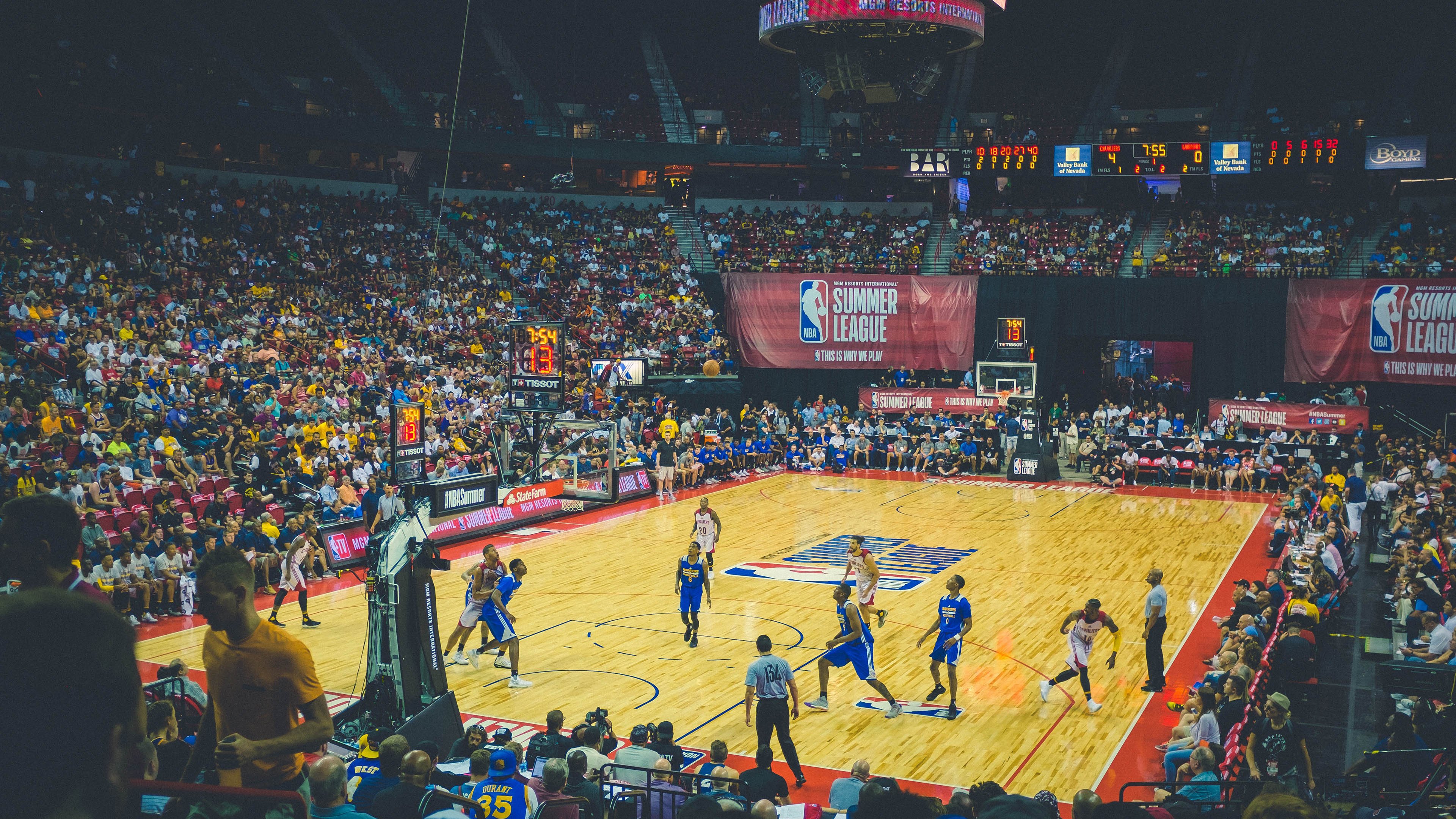 “逆转奇迹！湖人最后一分钟逆袭热火燃爆全场”，湖人最后一场常规赛